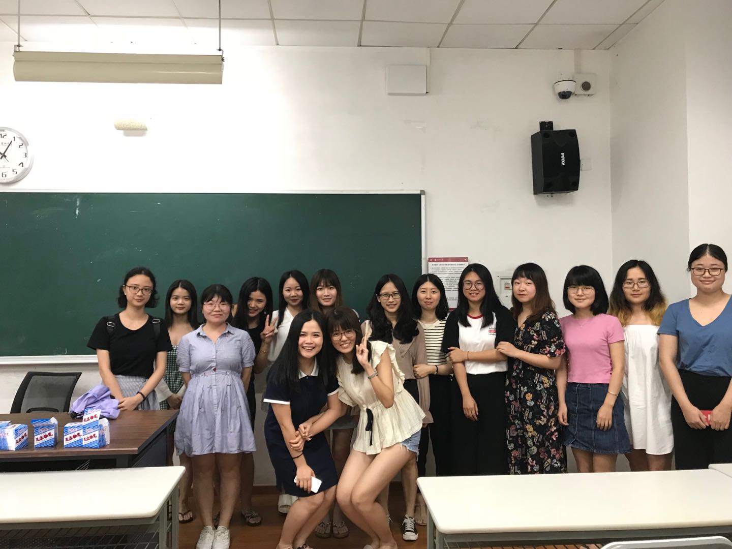 说明: (主讲人张翼、孙皓和现场观众合影留念)